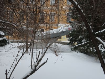 Установленный на пьедестале самолет, на котором в годы учебы в оренбургском высшем авиационном училище летал первый в мире летчик-космонавт Гагарин Юрий Алексеевич