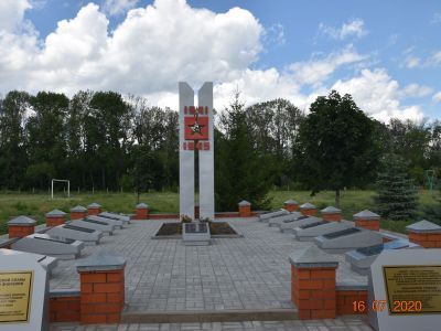 Братская могила советских воинов, погибших в боях с фашистскими захватчиками в 1943 году. Захоронено 2 человека, имена установлены. Обелиск