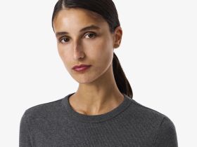 Женская футболка Lacoste приталенного кроя с длинными рукавами