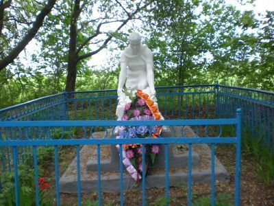 Братская могила советским воинам