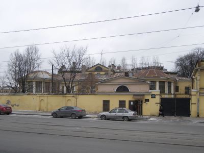 Здание аптеки и первого больничного здания с оградой по пр. Москвиной