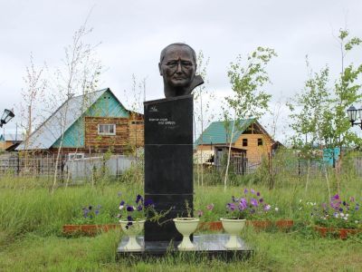 Памятник народному поэту Якутии П.Н. Тобурокову