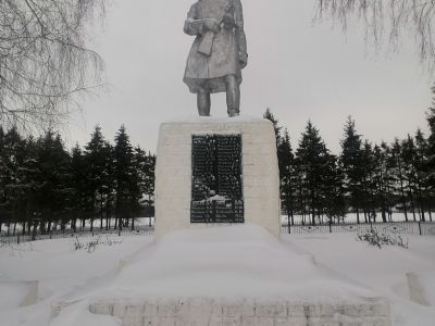 Братская могила воинов Советской Армии, погибших в период Великой Отечественной войны. Захоронено 170 человек, установлено фамилий на 22 человека. Скульптура установлена в 1968 году