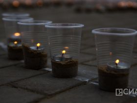 В Якутске из свечей выложили композицию «Родина-мать зовёт»