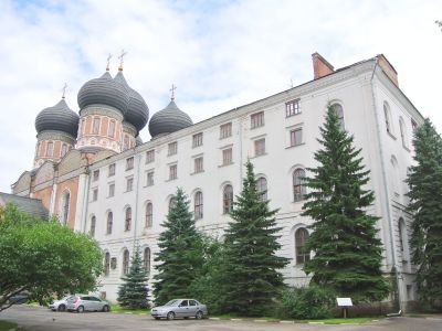 Южный корпус при соборе