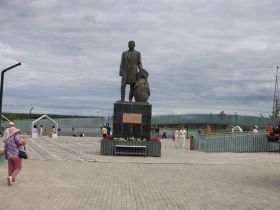 Глава Якутии осмотрел новую набережную в селе Ытык -Кюель