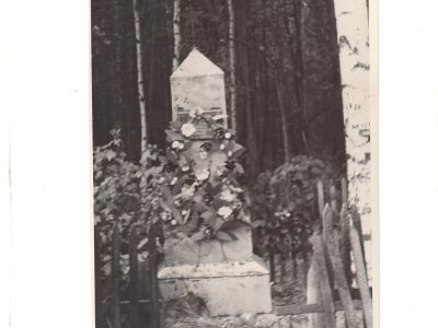 Братская могила жителей хутора, расстрелянных в мае 1942 г. Установлен обелиск