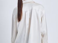 Атласная блуза с нагрудными карманами