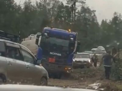 Большегруз перекрыл движение на автодороге «Амга»