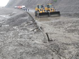 В Оймяконском районе на дороге «Колыма» временно закрыли движение для всех видов автотранспорта