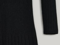 Вязаное платье приталенного силуэта