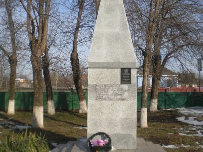 Братская могила советских воинов