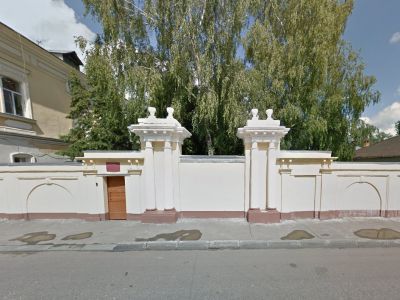 Ограда с двумя воротами