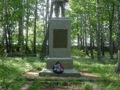 Братская могила воинов Советской Армии и партизан, погибших в период Великой Отечественной войны. Захоронено 46 человек, установлено фамилий на 30 человек. Скульптурная группа установлена в 1952 году