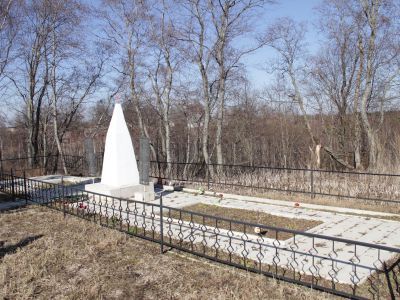 Братская могила советских воинов, погибших в борьбе с фашистами