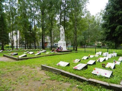 Братское кладбище, где захоронены советские воины, погибшие в 1943-1944 гг., в том числе Герои Советского Союза: Шушин Иван Федорович (1924-1943) и Кузнецов Анатолий Иванович (1914-1943)