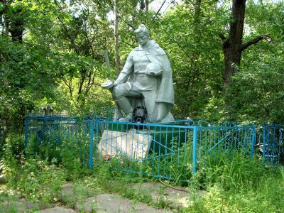 Братская могила воинов, умерших от ран в эвакогоспитале в годы Великой Отечественной войны. На могиле установлен памятник