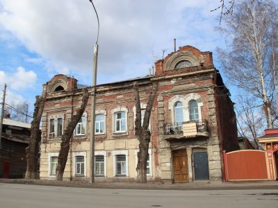 2-х этажный кирпичный дом (лепные потолки, парадная лестница)