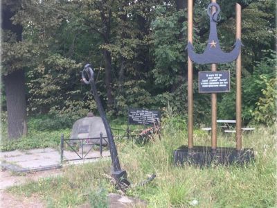 Памятный знак на месте бывшей стоянки эсминца "Опытный"