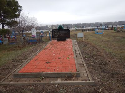 Братская могила. Захоронено 48 красноармейцев, погибших в гражданскую войну. Обелиск