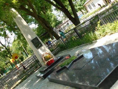 Братская могила воинов Советской Армии, погибших за освобождение с. Михайловского в 1943 г. от немецко-фашистских захватчиков