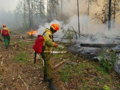 В Якутии ведутся работы по тушению трех лесных пожаров