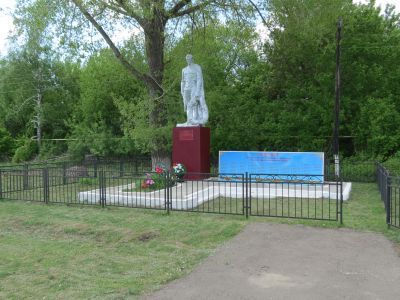 Братская могила советских воинов, погибших в боях с фашистскими захватчиками