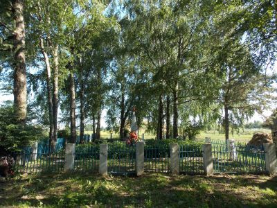 Братская могила 808 советских воинов, погибших в 1941-1943 гг. при особождении района от немецко-фашистских захватчиков. Установлена скульптура и мемориальная доска