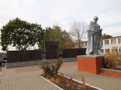 Братская могила советских воинов, погибших в боях с фашистскими захватчиками в 1943 году. Захоронено 2 человека, имена установлены. Скульптура советского воина