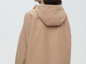 Ветровка на пуговицах с капюшоном