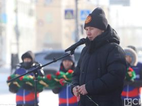 В Якутске общественность возложила цветы к памятнику Роману Дмитриеву