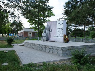 Братская могила советских воинов