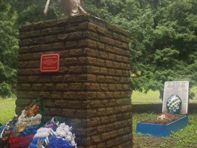 Братская могила советских воинов, погибших в боях с фашистскими захватчиками в 1943 году. Захоронено 16 человек, имена установлены. Скульптура советского воина с автоматом