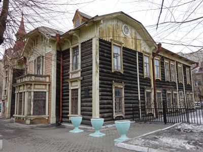 Деревянный двухэтажный особняк