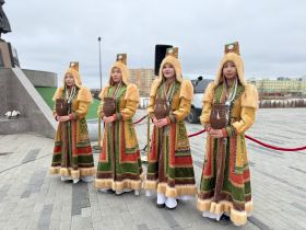 В Якутске состоялось возложение цветов к памятнику матери