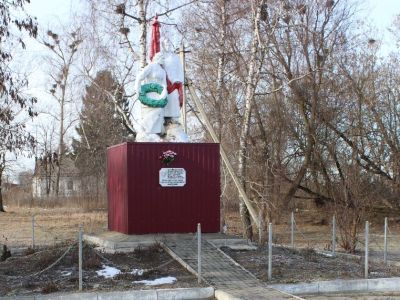 Братская могила воинов Советской Армии, погибших в период Великой Отечественной войны. Захоронено 358 человек, установлено фамилий на 181 человека. Скульптурная группа установлена в 1959 году