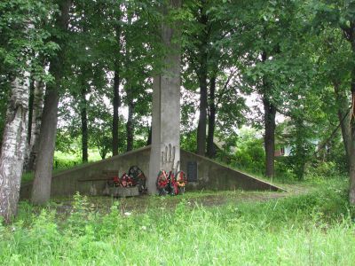 Братская могила советских граждан, растрелянных и замученных немецко-фашистскими захватчиками