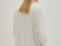 Джемпер свободного силуэта со спущенным плечом