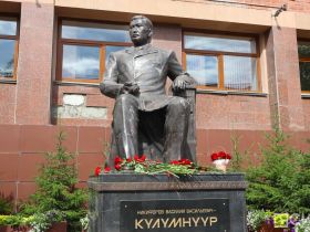 В Якутске в День национальной печати возложили цветы к памятнику Василию Никифорову-Кюлюмнюру