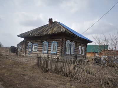 Деревянный жилой дом начала XX века с богатым резным декором
