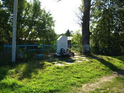 Памятный знак-стела Герою Советского Союза Яковлеву Алексею Трофимовичу, уроженцу деревни, на месте, где жил герой (погиб в 1944 г.)