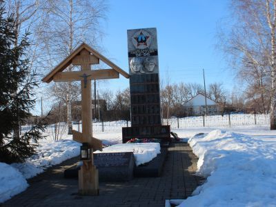 Братская могила советских воинов, погибших в боях с фашистскими захватчиками в 1943 году. Захоронено 112 человек, имена не установлены. Скульптура советского воина