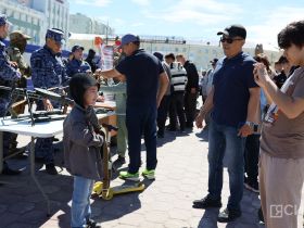 «Один день с полицией»: в Якутске развернули выставку вооружения и спецтехники