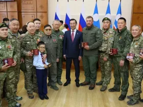 Айсен Николаев вручил госнаграды участникам СВО и паспорта юным жителям Якутии в День России