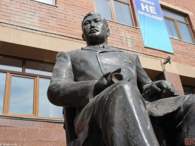 В Якутске возложили цветы к памятнику Василию Никифорову-Кюлюмнюр