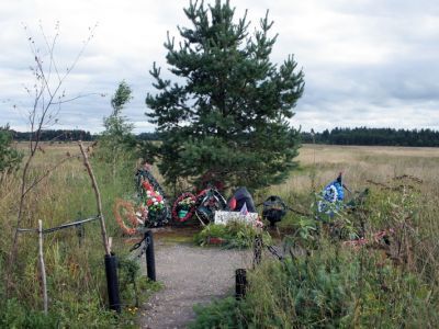 Памятник-стела на месте трагической гибели более 80 советских воинов, сожженных фашистами заживо 31.01.44 г.