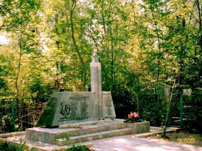 Братская могила советских воинов, установлена стела