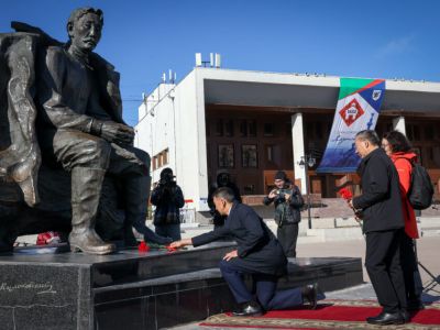 В Якутске возложили цветы к памятнику Алексею Кулаковскому в День языков народов России / Саина Титова Якутск Якутск Республика Саха (Якутия)