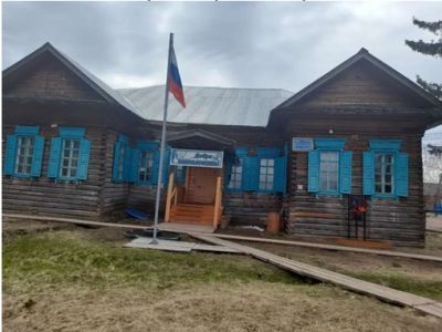 Здание первой в селе школы, в которой учился и работал Герой Советского Союза Р.Г. Иванов