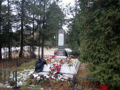 Памятник-обелиск героям-пионерам С. Кротову, А. Купше, Н. Рыжову, погибшим от рук фашистов в 1942 г. близ этой деревни за связь с партизанами